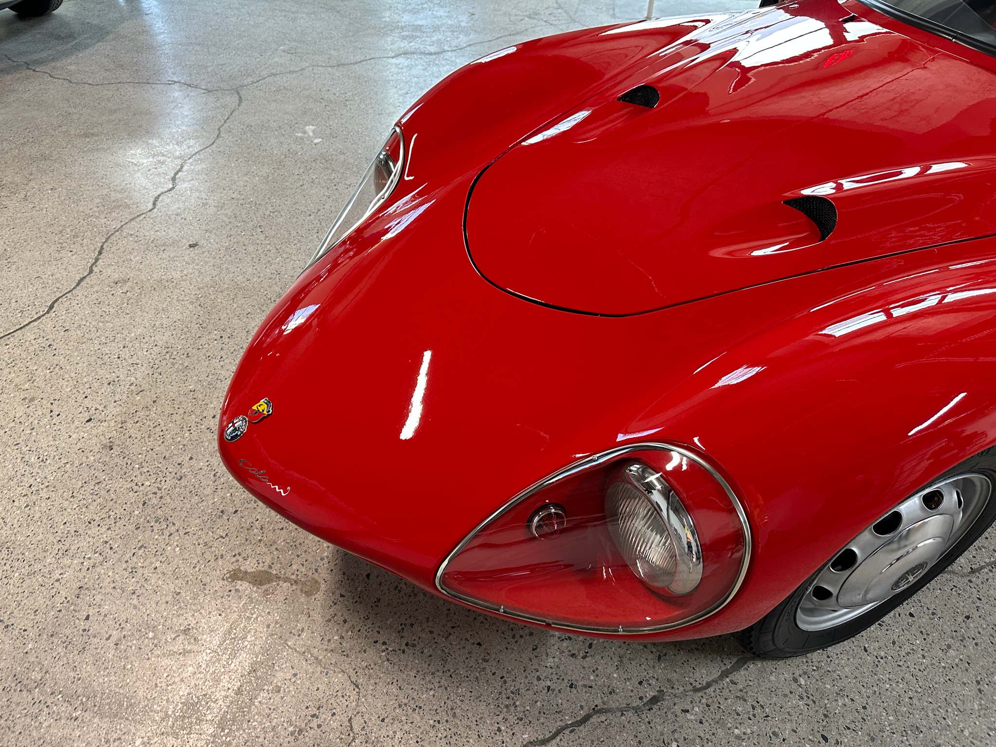 Detailaufnahme der Motorhaube eines roten Luigi Colani Abarth-Alfa Romeo